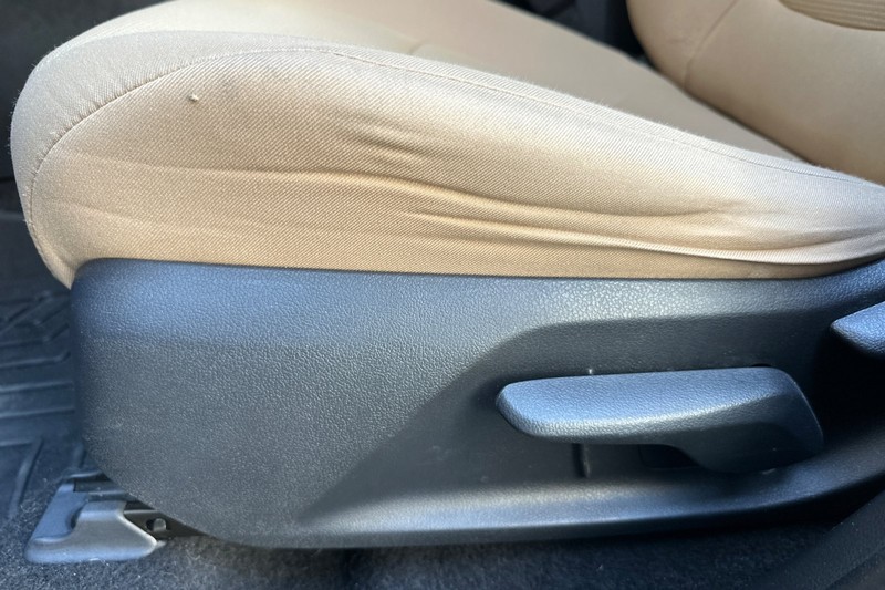 Toyota RAV4 Hybrid Vehicle Full-screen Gallery Image 13