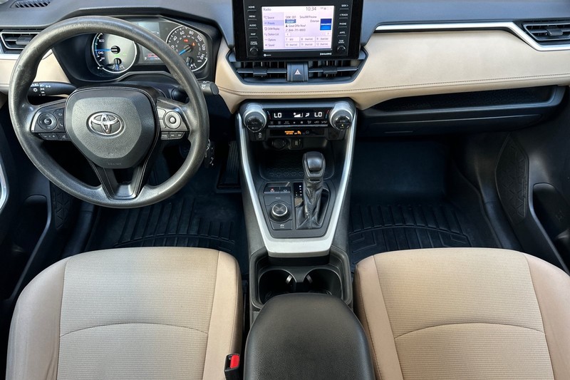 Toyota RAV4 Hybrid Vehicle Full-screen Gallery Image 15