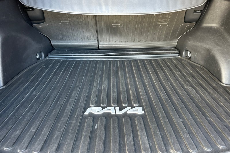 Toyota RAV4 Hybrid Vehicle Full-screen Gallery Image 17