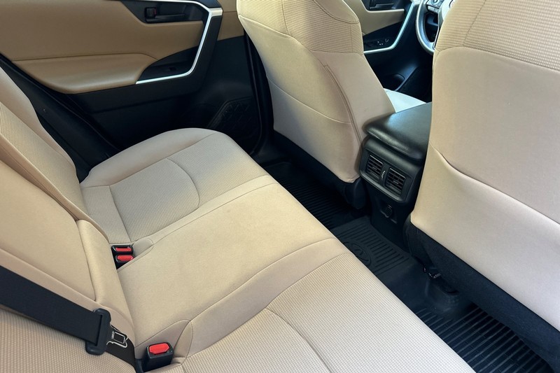 Toyota RAV4 Hybrid Vehicle Full-screen Gallery Image 18