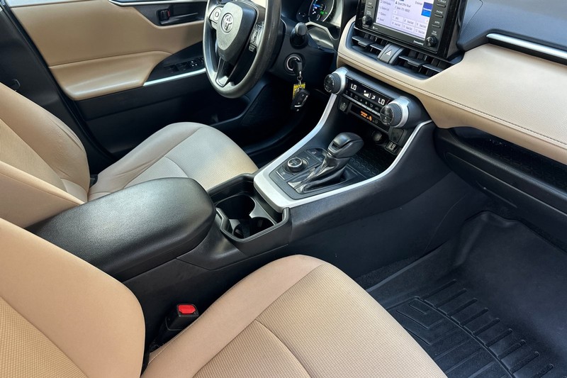 Toyota RAV4 Hybrid Vehicle Full-screen Gallery Image 19