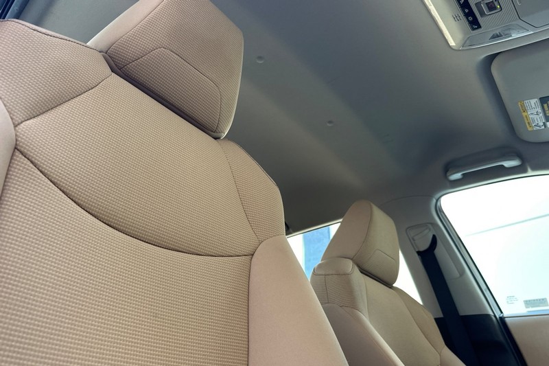 Toyota RAV4 Hybrid Vehicle Full-screen Gallery Image 20