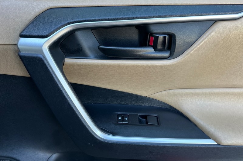 Toyota RAV4 Hybrid Vehicle Full-screen Gallery Image 21
