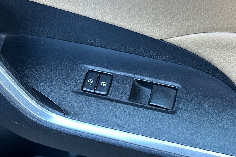 Toyota RAV4 Hybrid Vehicle Full-screen Gallery Image 22