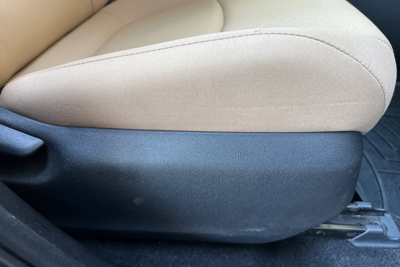 Toyota RAV4 Hybrid Vehicle Full-screen Gallery Image 23