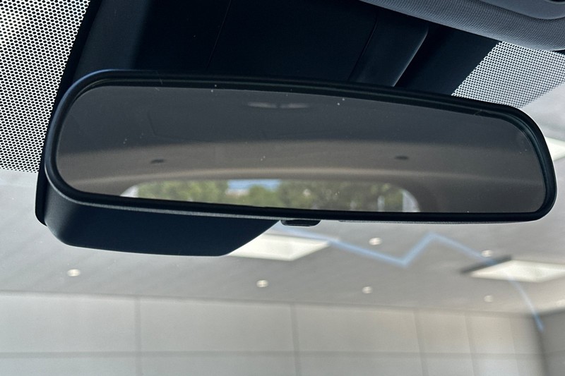 Toyota RAV4 Hybrid Vehicle Full-screen Gallery Image 25