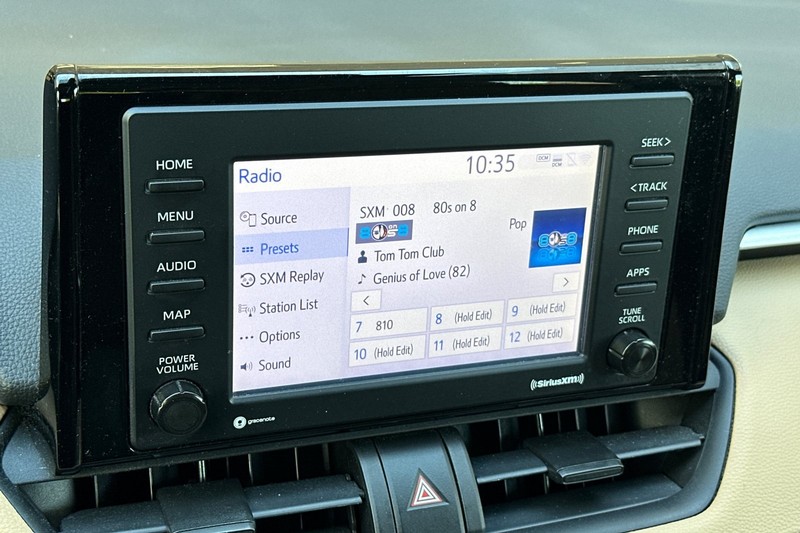 Toyota RAV4 Hybrid Vehicle Full-screen Gallery Image 26