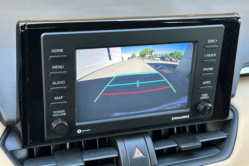 Toyota RAV4 Hybrid Vehicle Full-screen Gallery Image 27