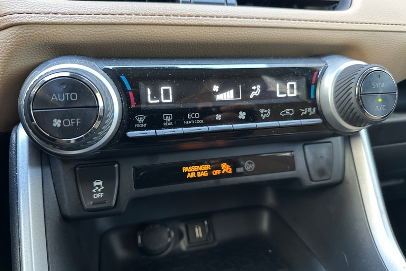 Toyota RAV4 Hybrid Vehicle Full-screen Gallery Image 28