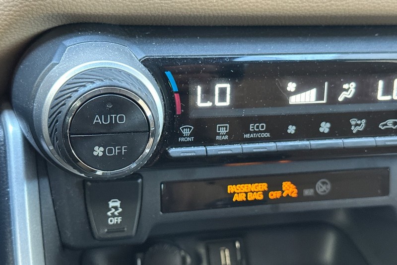 Toyota RAV4 Hybrid Vehicle Full-screen Gallery Image 29