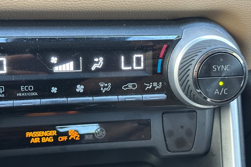 Toyota RAV4 Hybrid Vehicle Full-screen Gallery Image 30