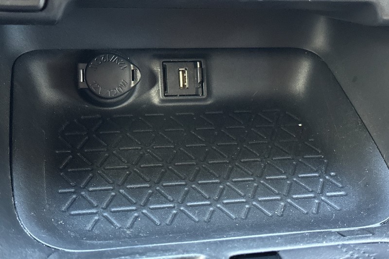 Toyota RAV4 Hybrid Vehicle Full-screen Gallery Image 31