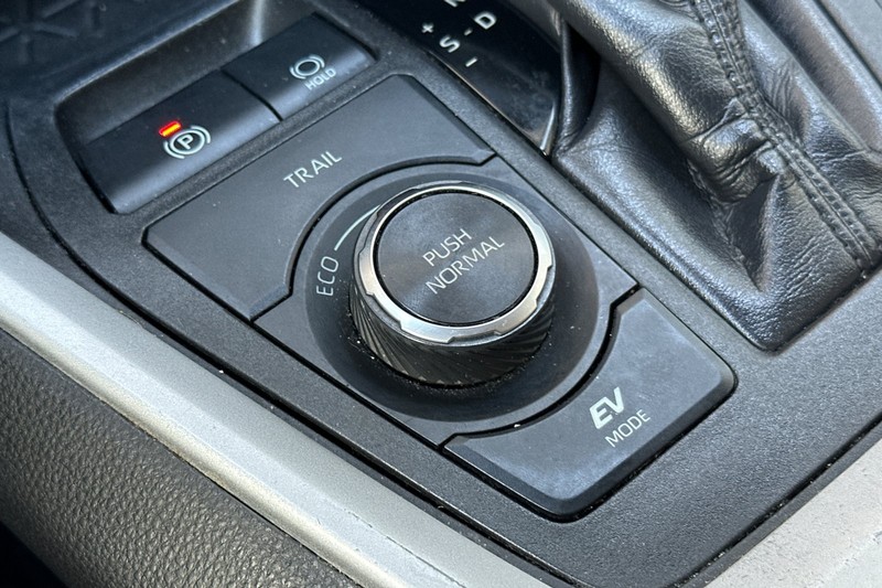 Toyota RAV4 Hybrid Vehicle Full-screen Gallery Image 32
