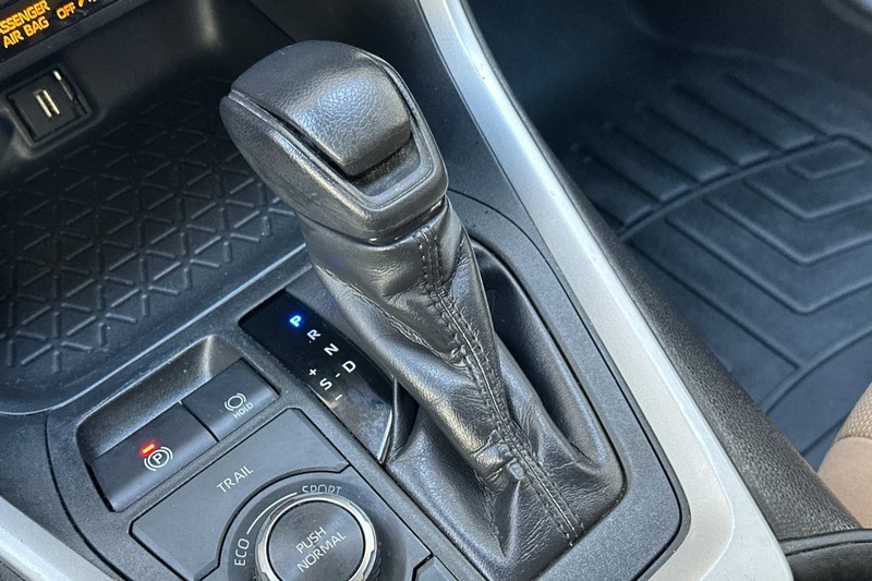 Toyota RAV4 Hybrid Vehicle Full-screen Gallery Image 34