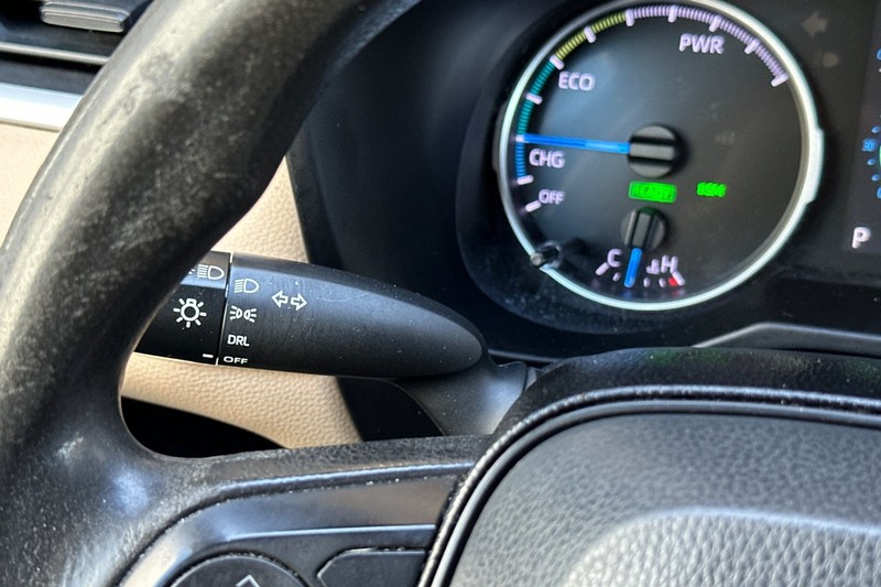 Toyota RAV4 Hybrid Vehicle Full-screen Gallery Image 37