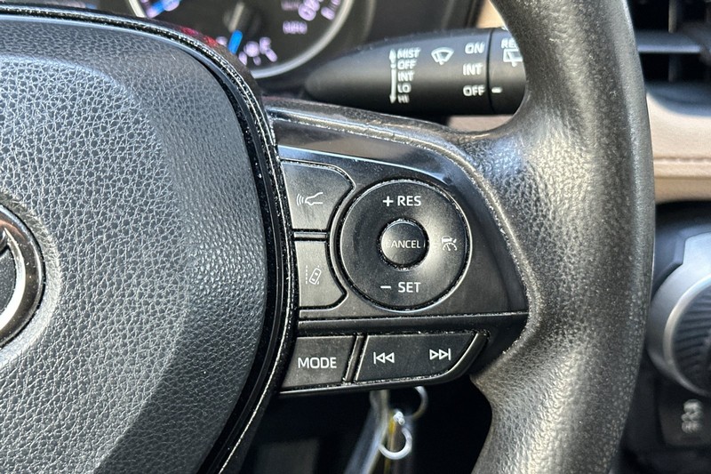 Toyota RAV4 Hybrid Vehicle Full-screen Gallery Image 38