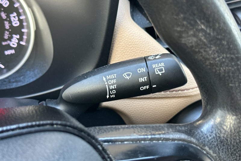 Toyota RAV4 Hybrid Vehicle Full-screen Gallery Image 39