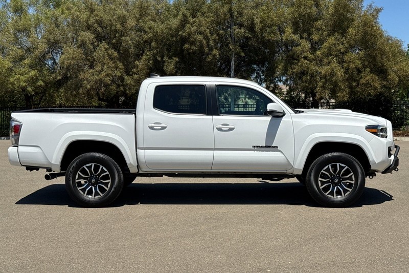 Toyota Tacoma 2WD Vehicle Full-screen Gallery Image 03