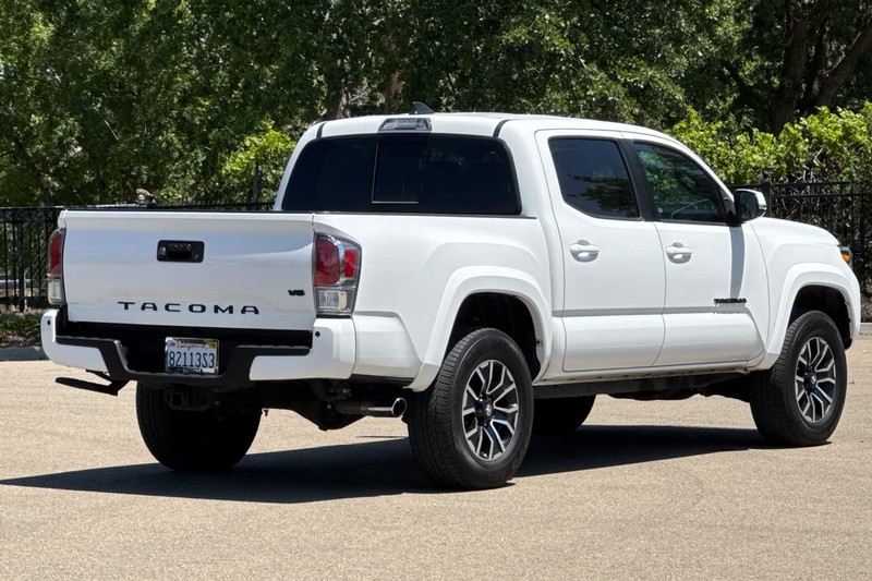 Toyota Tacoma 2WD Vehicle Full-screen Gallery Image 04