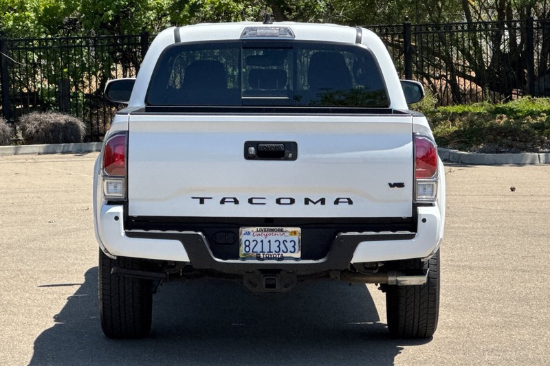 Toyota Tacoma 2WD Vehicle Full-screen Gallery Image 05