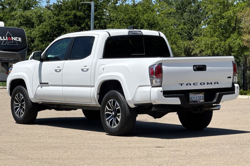 Toyota Tacoma 2WD Vehicle Full-screen Gallery Image 06