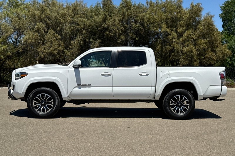 Toyota Tacoma 2WD Vehicle Full-screen Gallery Image 07