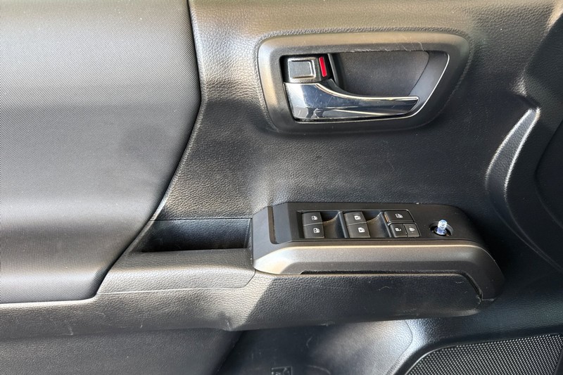 Toyota Tacoma 2WD Vehicle Full-screen Gallery Image 11