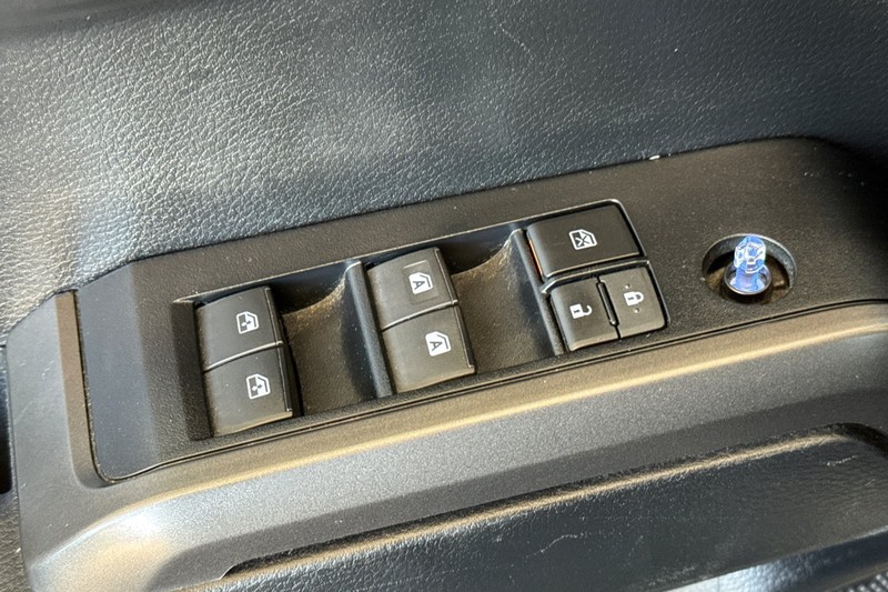 Toyota Tacoma 2WD Vehicle Full-screen Gallery Image 12