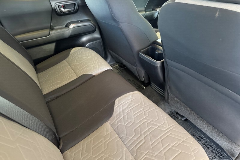 Toyota Tacoma 2WD Vehicle Full-screen Gallery Image 17
