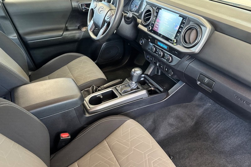 Toyota Tacoma 2WD Vehicle Full-screen Gallery Image 18
