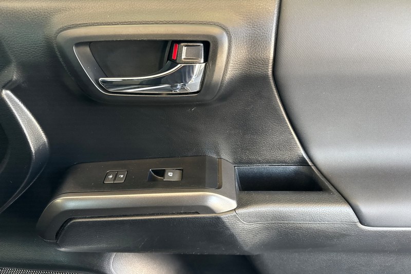 Toyota Tacoma 2WD Vehicle Full-screen Gallery Image 20