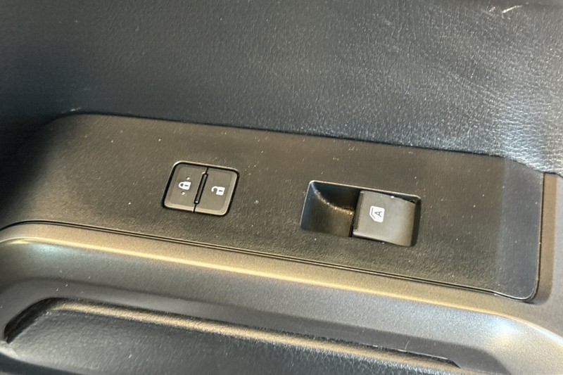 Toyota Tacoma 2WD Vehicle Full-screen Gallery Image 21