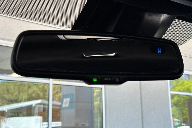 Toyota Tacoma 2WD Vehicle Full-screen Gallery Image 24