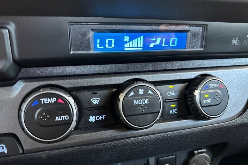 Toyota Tacoma 2WD Vehicle Full-screen Gallery Image 27