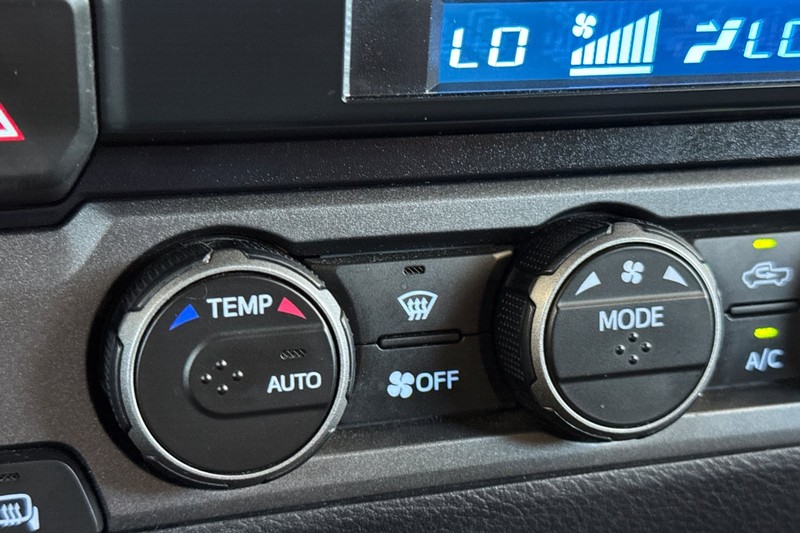 Toyota Tacoma 2WD Vehicle Full-screen Gallery Image 28
