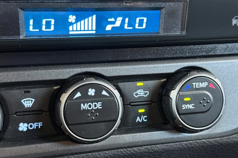 Toyota Tacoma 2WD Vehicle Full-screen Gallery Image 29