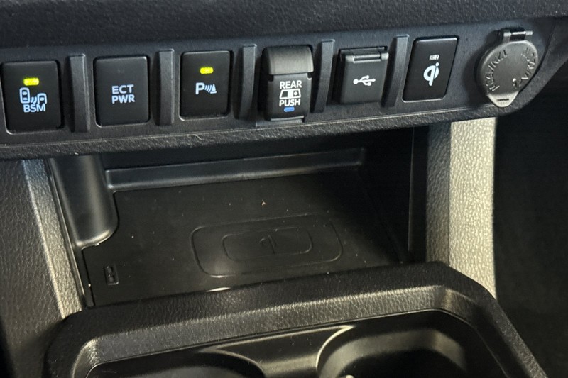 Toyota Tacoma 2WD Vehicle Full-screen Gallery Image 30