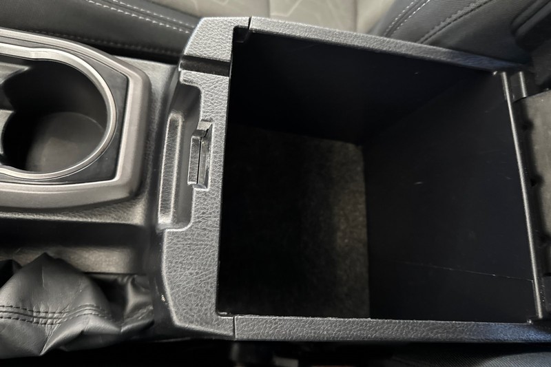 Toyota Tacoma 2WD Vehicle Full-screen Gallery Image 31