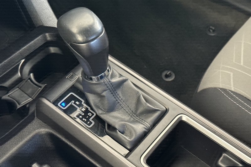 Toyota Tacoma 2WD Vehicle Full-screen Gallery Image 32