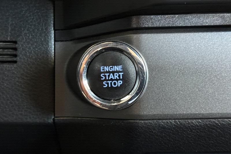 Toyota Tacoma 2WD Vehicle Full-screen Gallery Image 33