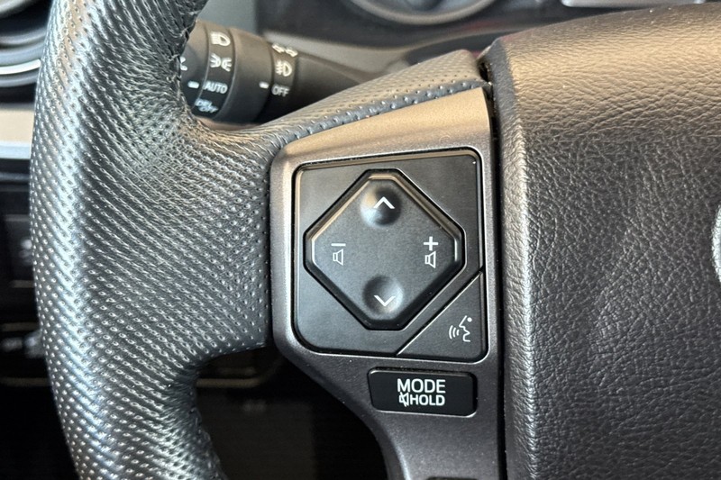 Toyota Tacoma 2WD Vehicle Full-screen Gallery Image 35