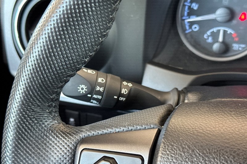 Toyota Tacoma 2WD Vehicle Full-screen Gallery Image 36