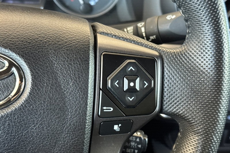Toyota Tacoma 2WD Vehicle Full-screen Gallery Image 37
