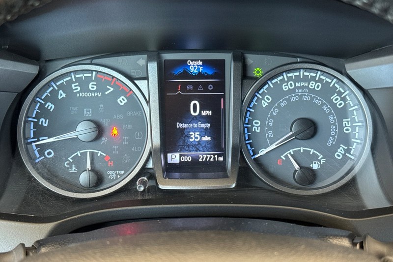Toyota Tacoma 2WD Vehicle Full-screen Gallery Image 39