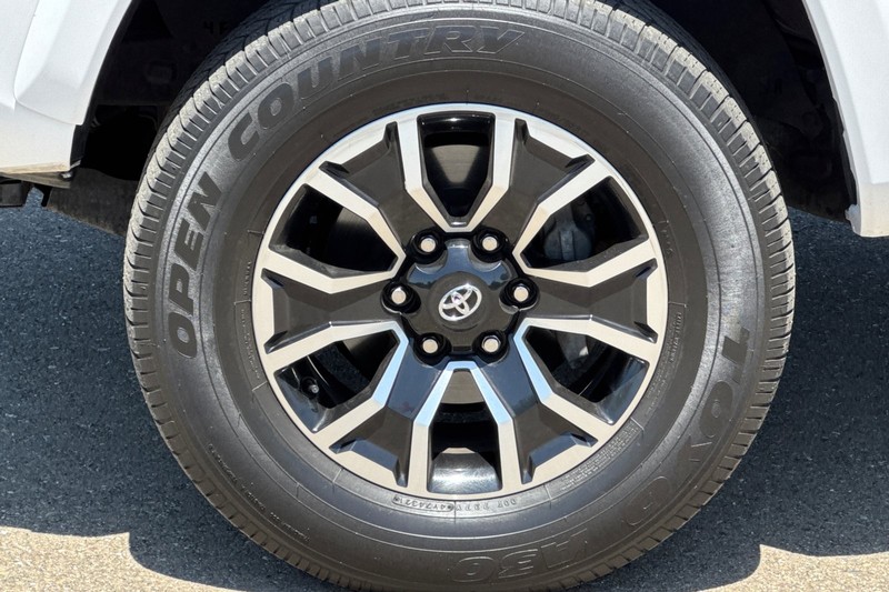 Toyota Tacoma 2WD Vehicle Full-screen Gallery Image 41