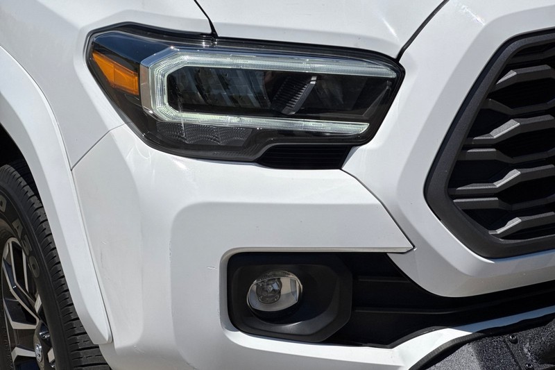 Toyota Tacoma 2WD Vehicle Full-screen Gallery Image 42