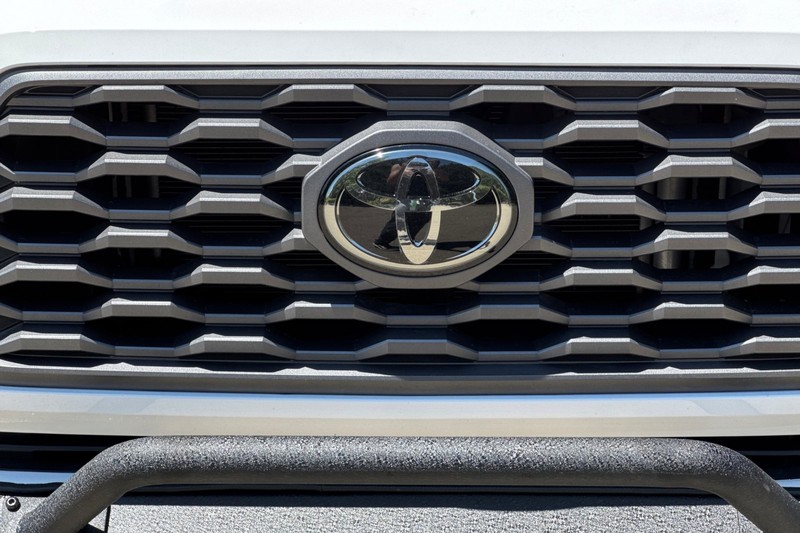 Toyota Tacoma 2WD Vehicle Full-screen Gallery Image 43