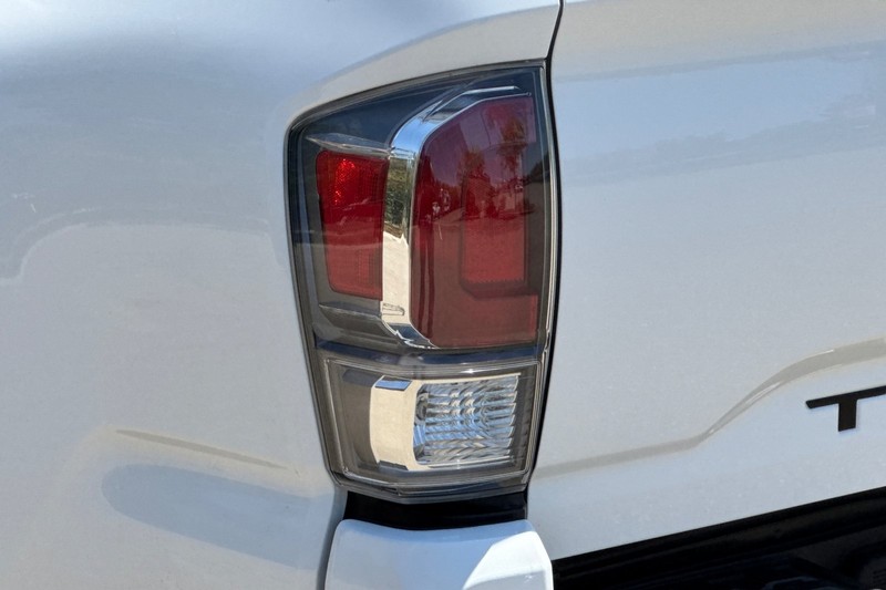 Toyota Tacoma 2WD Vehicle Full-screen Gallery Image 44