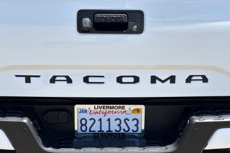 Toyota Tacoma 2WD Vehicle Full-screen Gallery Image 45