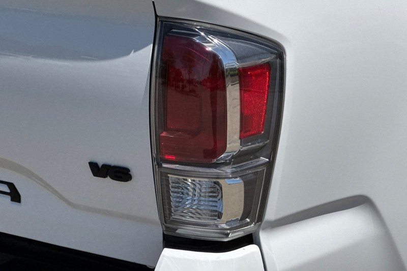 Toyota Tacoma 2WD Vehicle Full-screen Gallery Image 46
